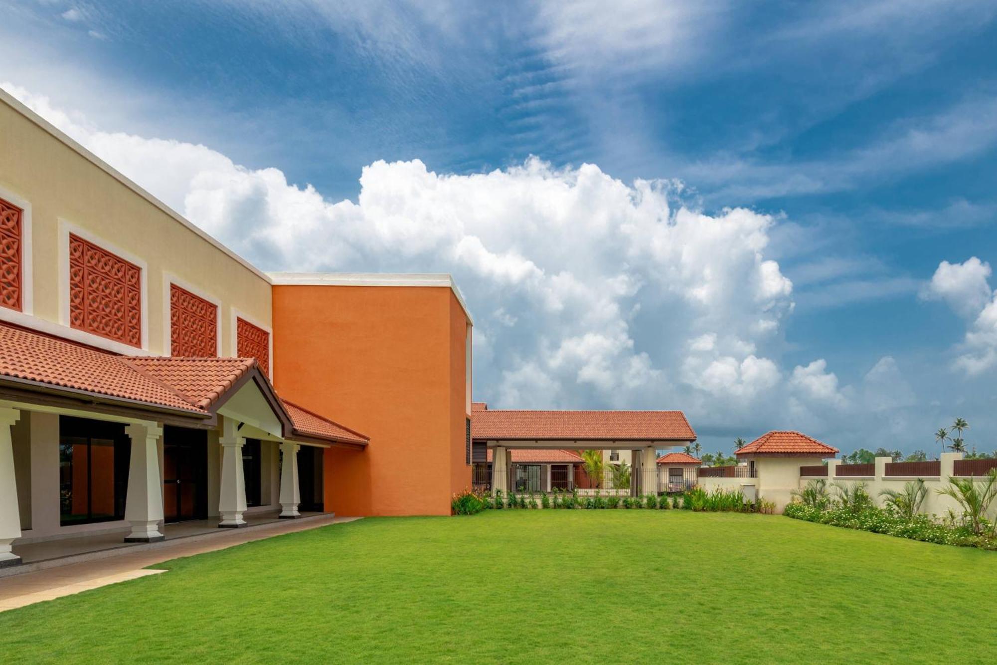 Готель Fairfield By Marriott Goa Бенаулім Екстер'єр фото